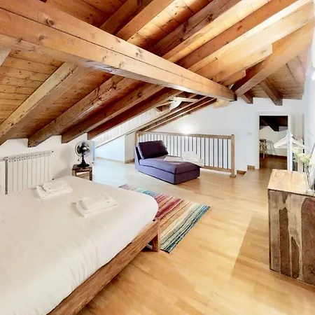 アパート Triestevillas Duplex Attic In The Heart Of The Historical Center トリエステ